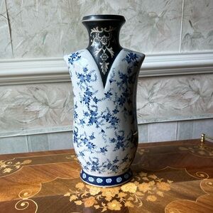 Blue & White Chinoiserie Kimono Style Vase Vintage Blue And White Decor Body